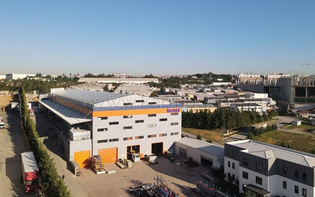 Karmod tarafından Bulgaristan Ada Tepe Altın Madeni'nde kurulan iki katlı konteyner ofis binası